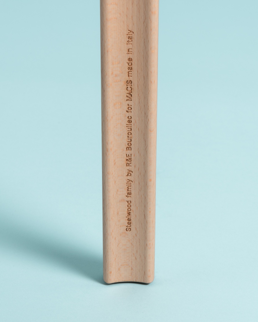 Detailaufnahme eines Holzfußes des Steelwood Coat Stand Garderobenständers von Magis mit eingraviertem Schriftzug.