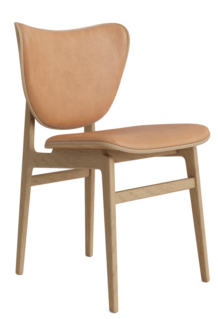 NORR11 Elephant Dining Chair, vollgepolstert mit hellbraunem Lederbezug und hellem Holzgestell, Frontansicht.