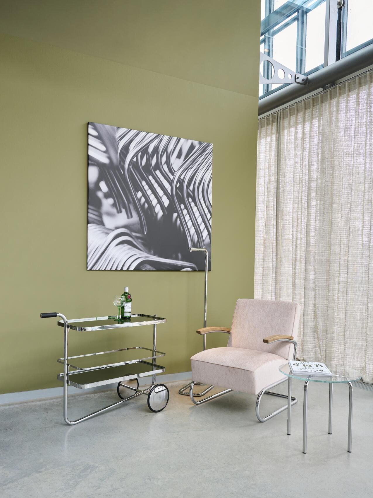 S 179 Thonet Barwagen mit Glasböden und Getränken im modernen Wohnzimmer Ambiente.