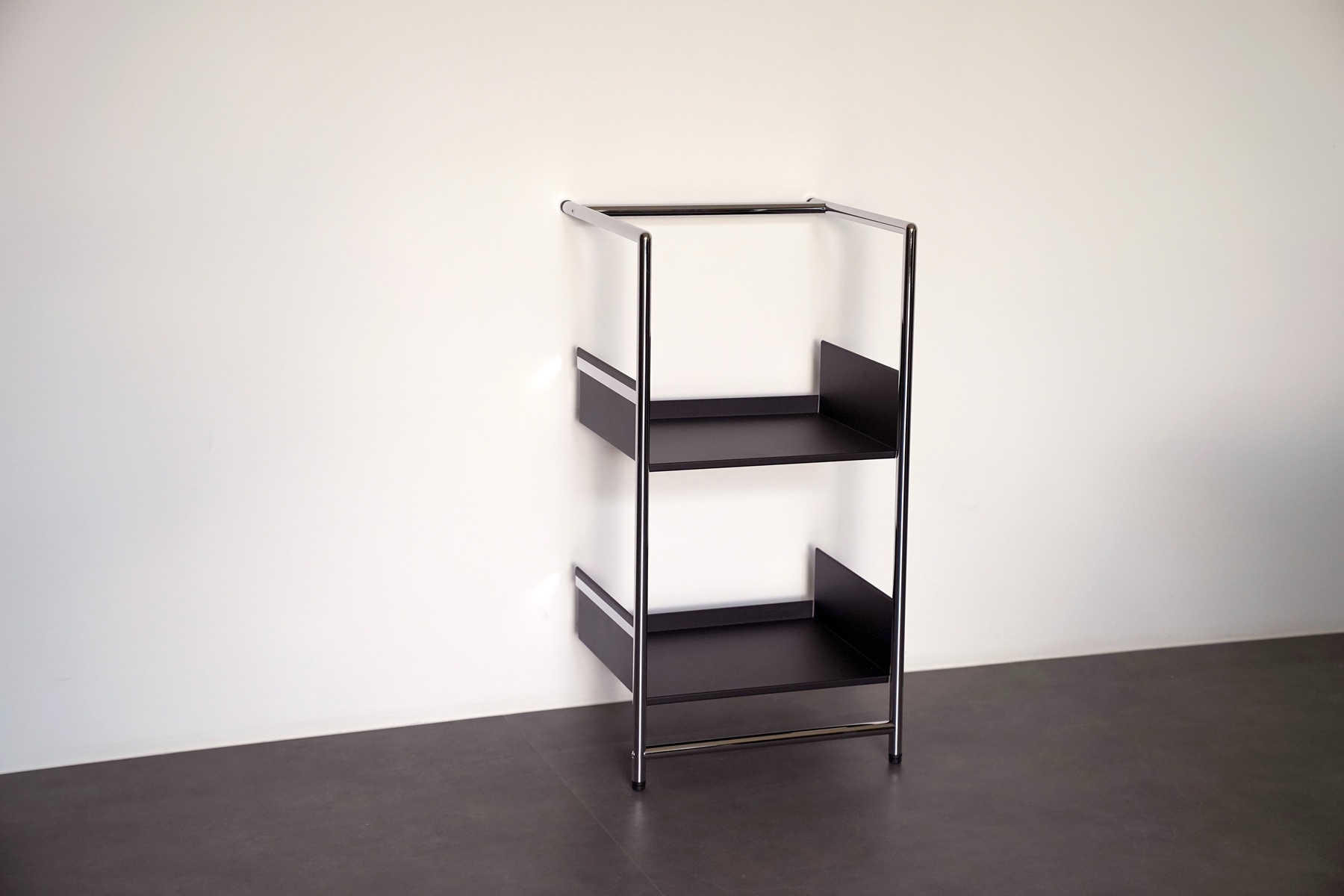 Pool 82 S Leaning shelf / Shoe rack Mox