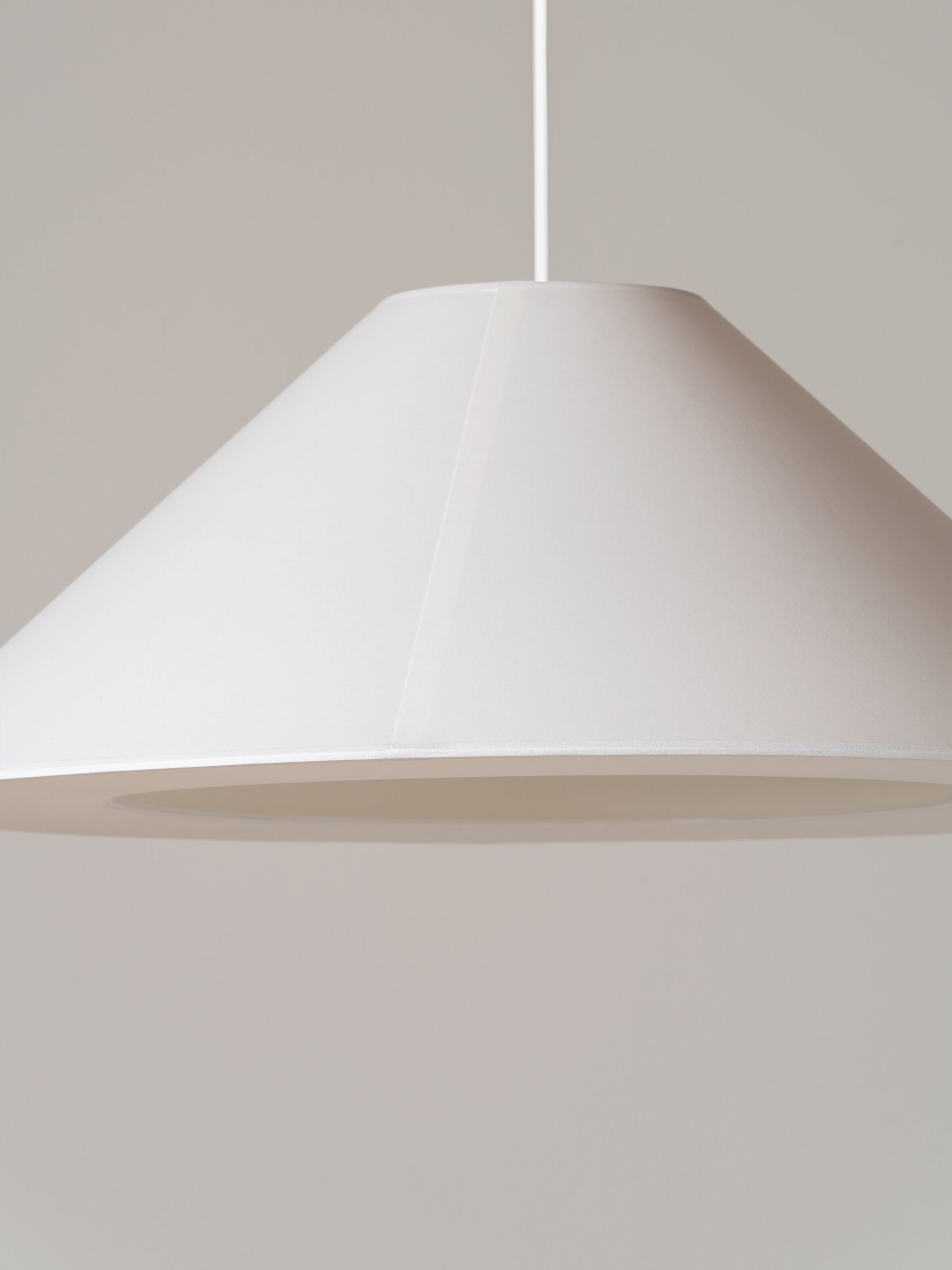 Sísísí cónicas planas MT5 Suspension lamp Ø64cm white Santa & Cole