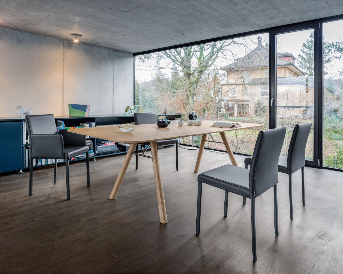 Akio Table Girsberger
