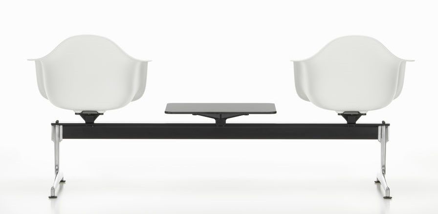 Eames Plastic Armchair RE on traverse Vitra