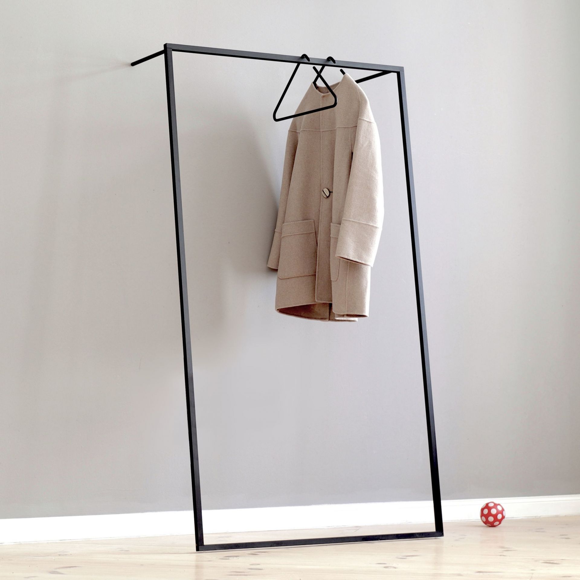 Leano Leaning wardrobe Roomsafari