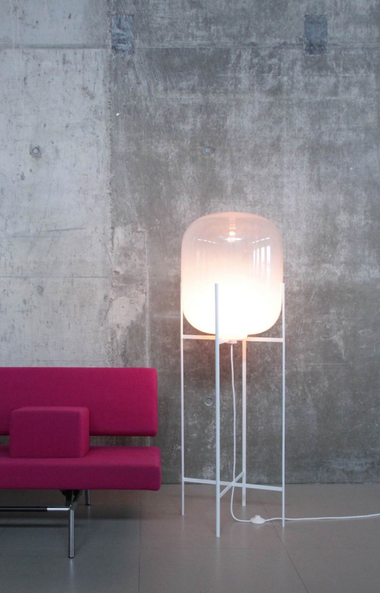 Oda Big floor lamp white frame - white glass  Pulpo