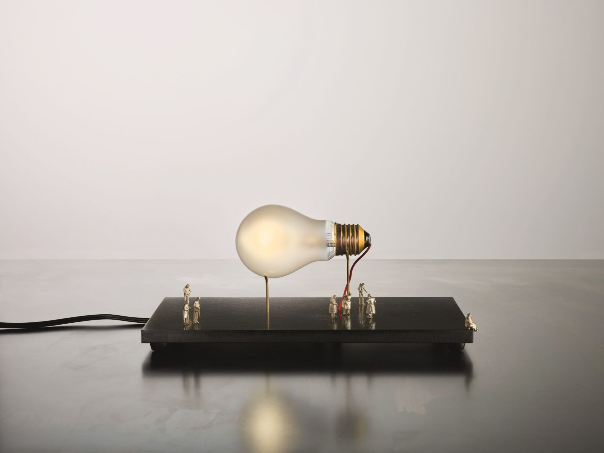 I Ricchi Poveri Monument for a Bulb table lamp Ingo Maurer