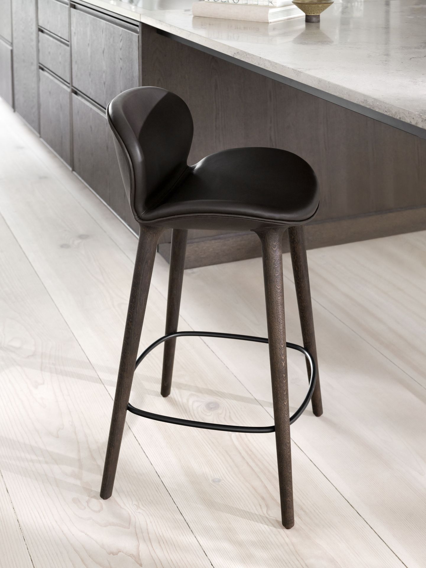 Lodge counter stool dark oak / leather dark brown Vipp
