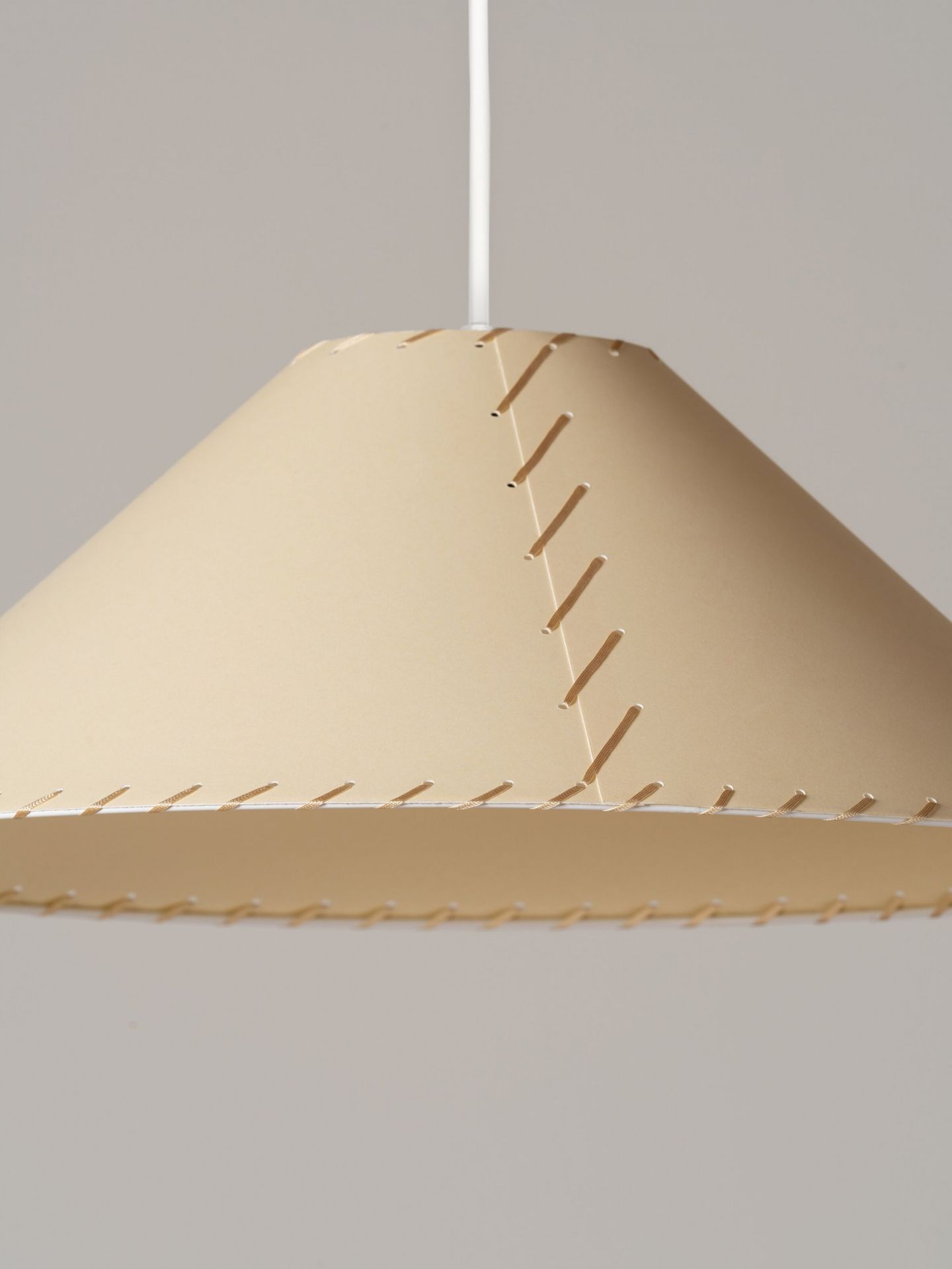 Sísísí cónicas planas MT4 suspension lamp Ø49cm beige Santa & Cole