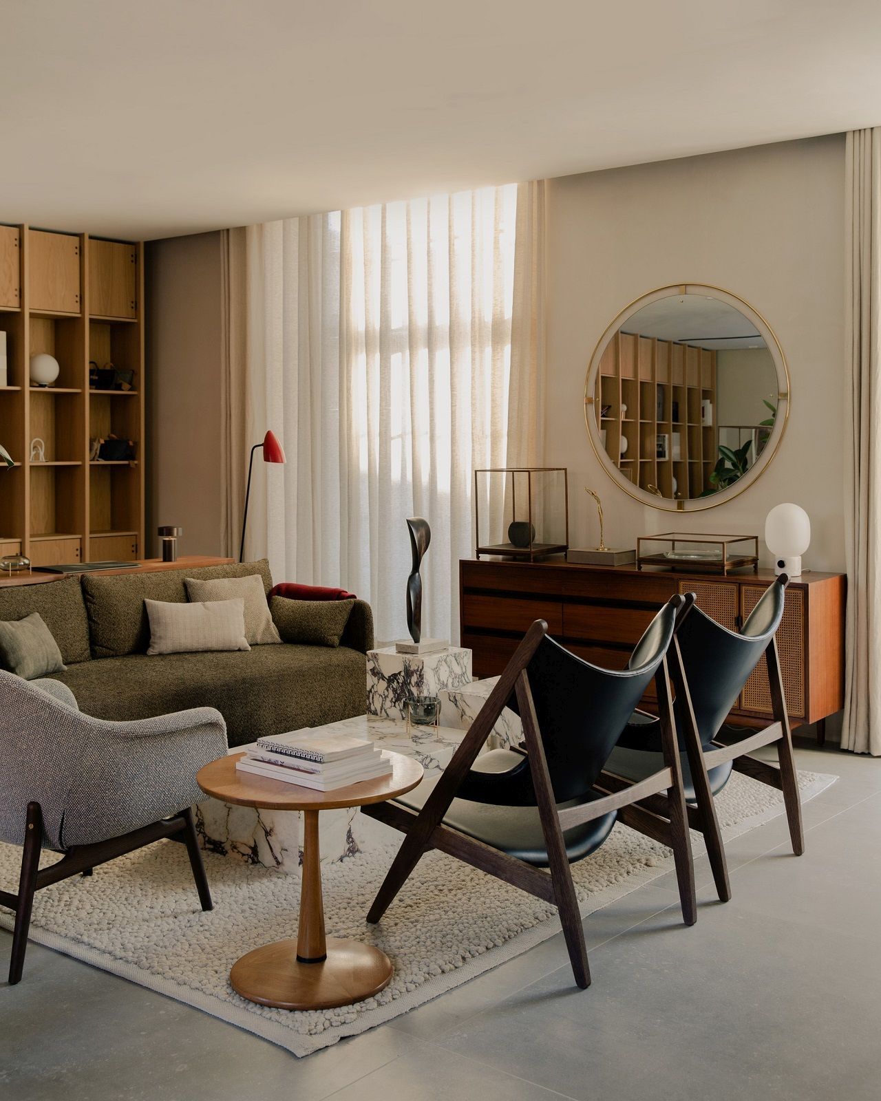 Wohnzimmer Interieur mit Audo Copenhagen Nimbus Spiegel an der Wand über einer Kommode.