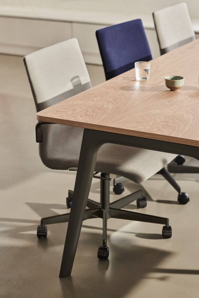 Pluralis table Fritz Hansen