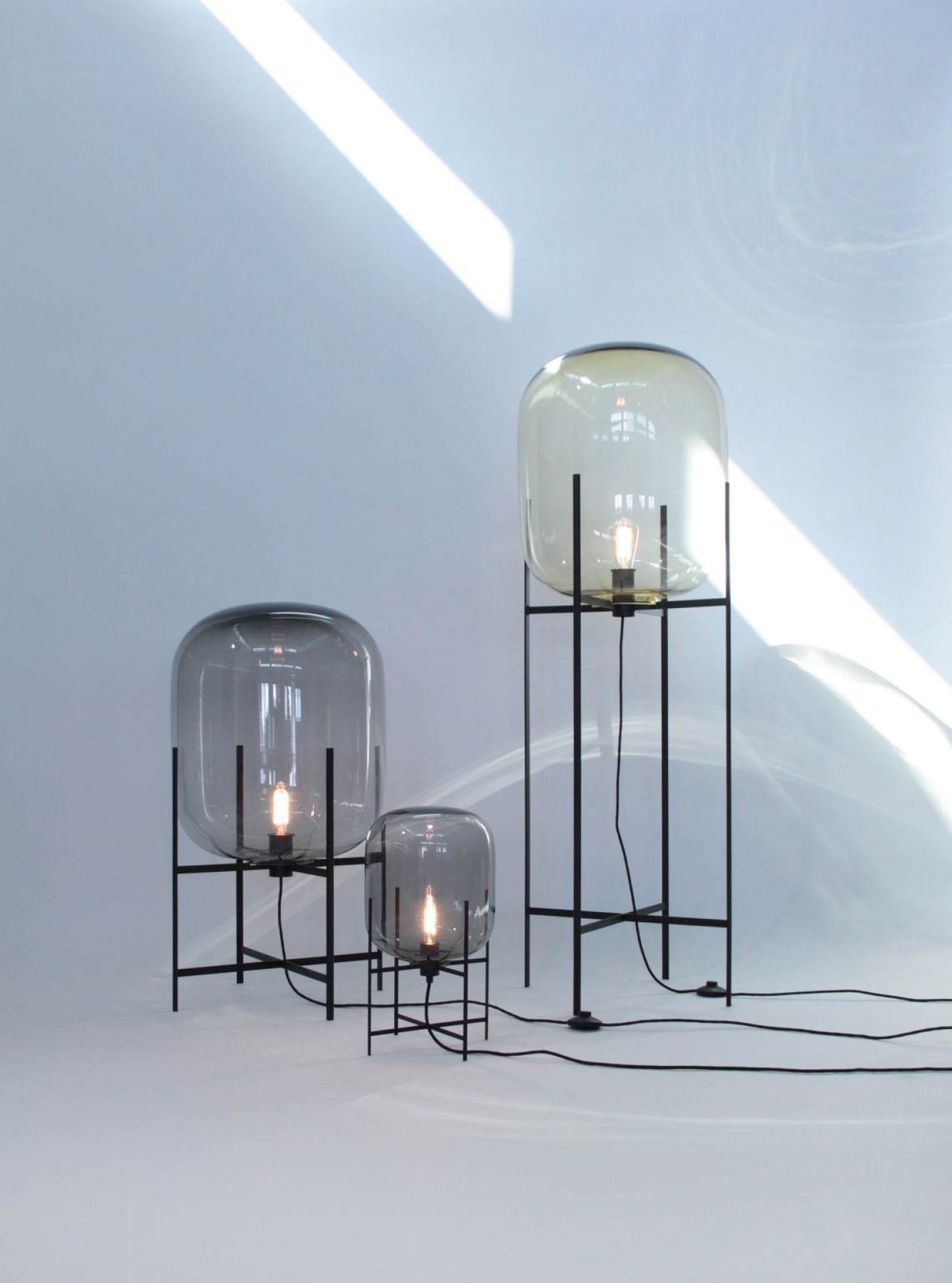 Oda Big floor lamp white frame - white glass  Pulpo
