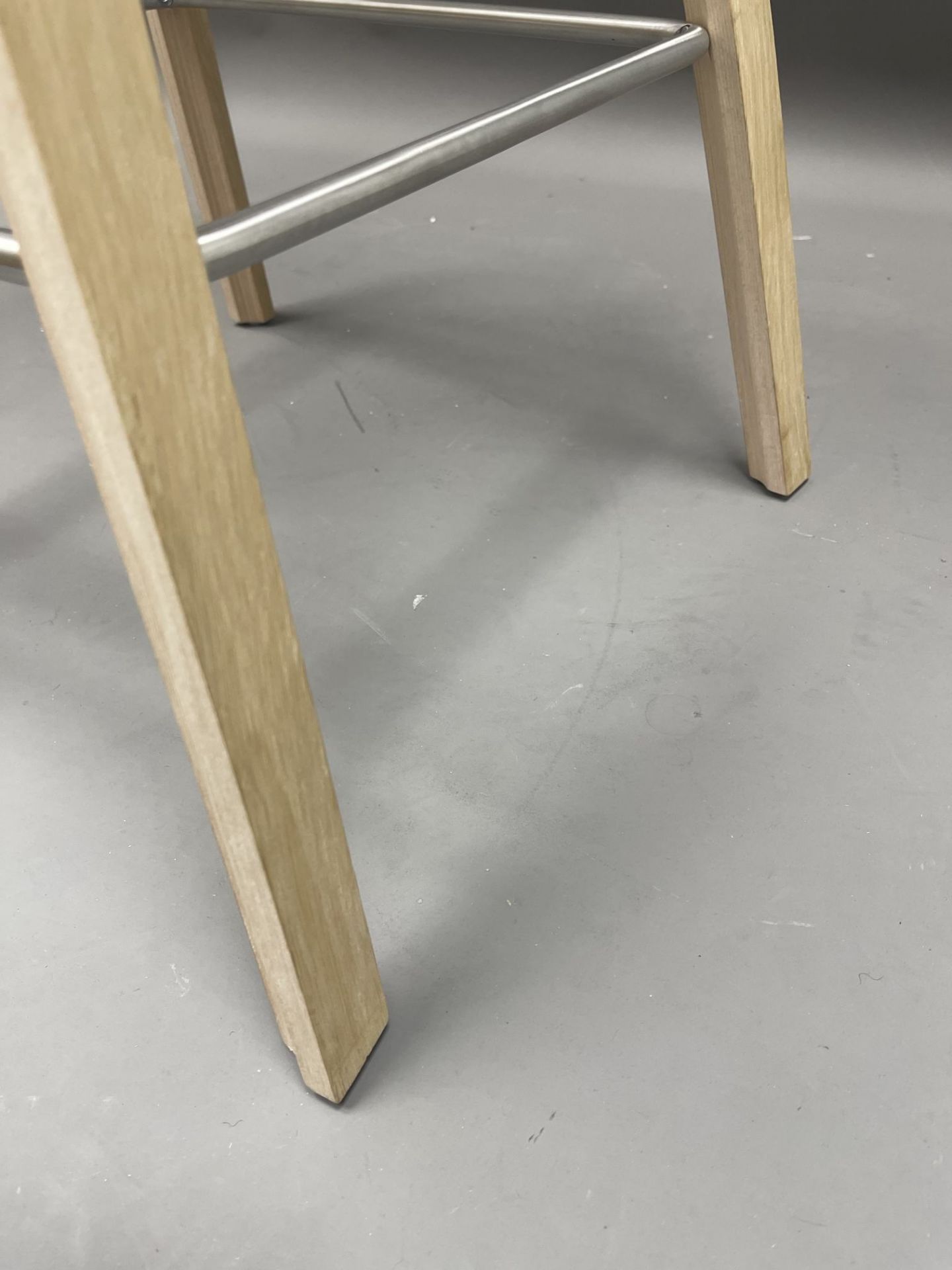 About a Stool AAS32 / AAS 32 Bar stool LOW OAK SOFT / MELANGE CREAM Hay MÄNGELEXEMPLAR 
