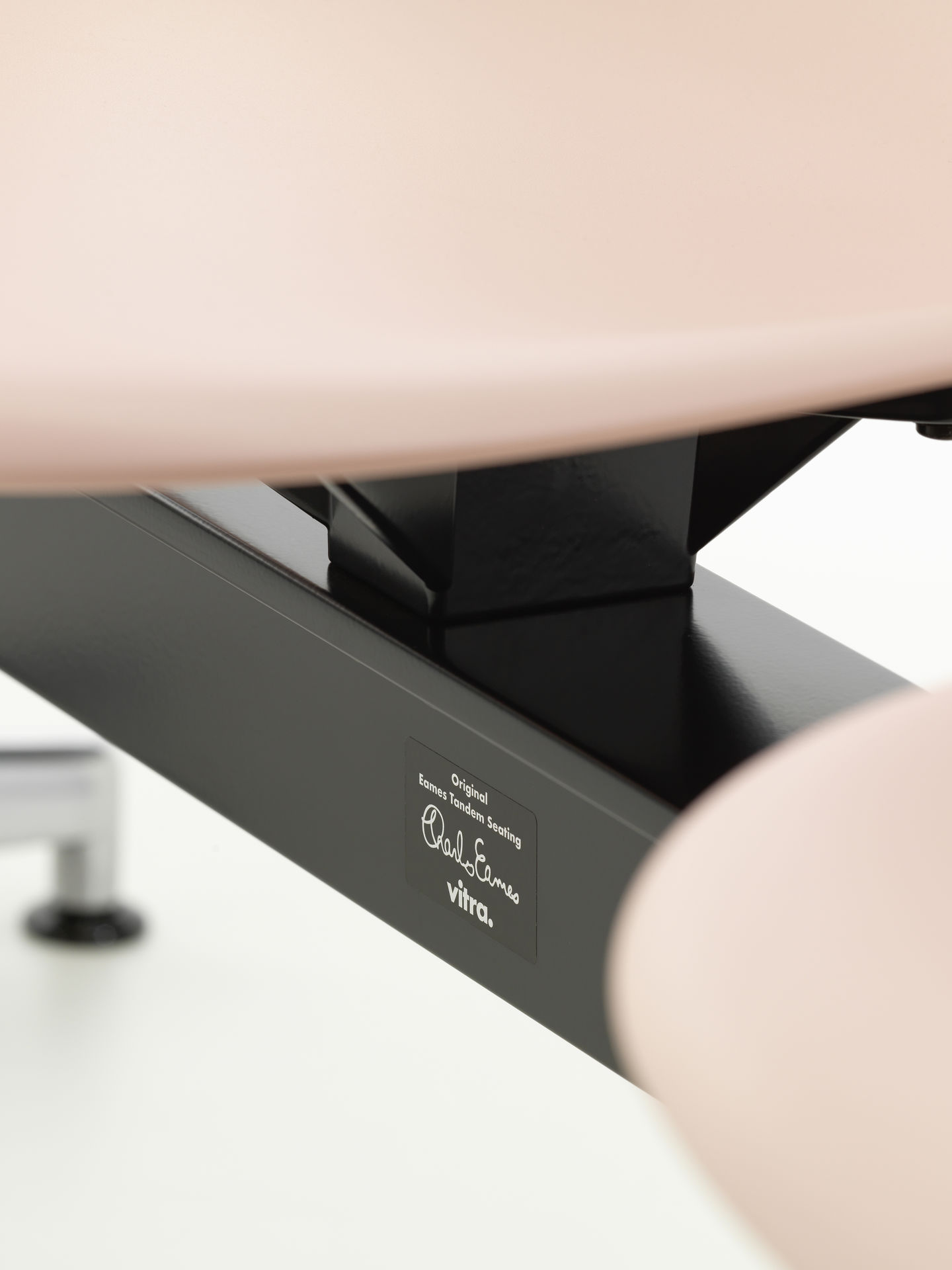 Eames Plastic Side Chair RE on traverse Vitra 