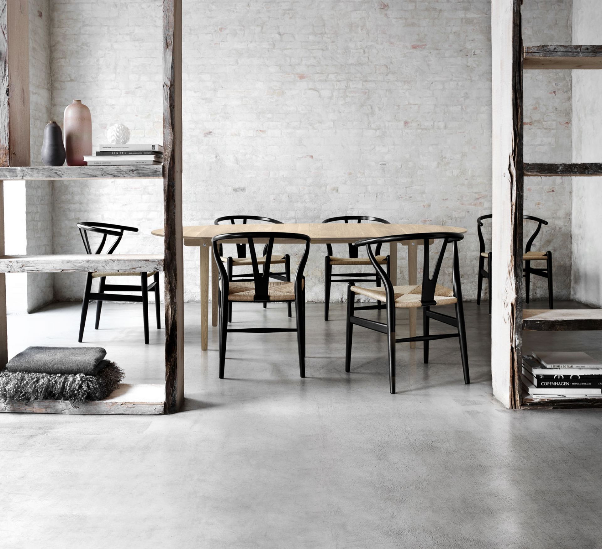 CH338 Oval dining table extendable oak Carl Hansen & Søn