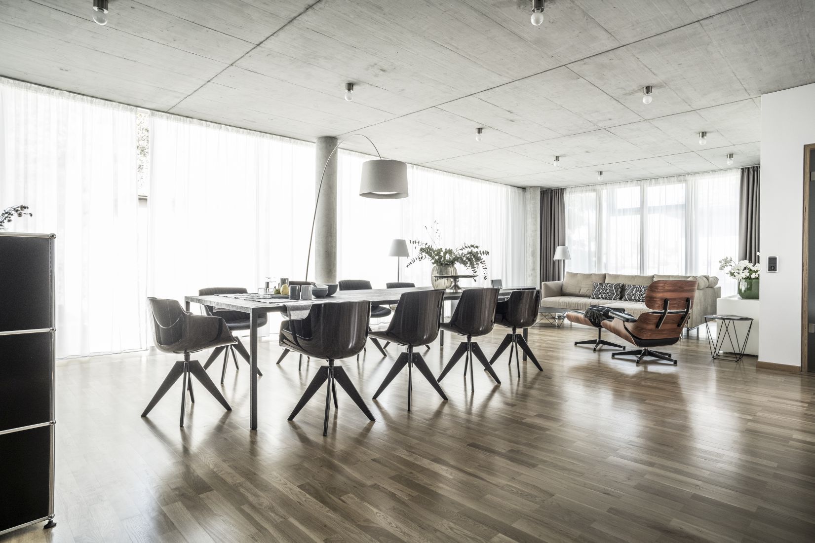 Eames Lounge Chair & Ottoman Armchair Leather Premium Vitra Sides polished black leather premium F black rosewood