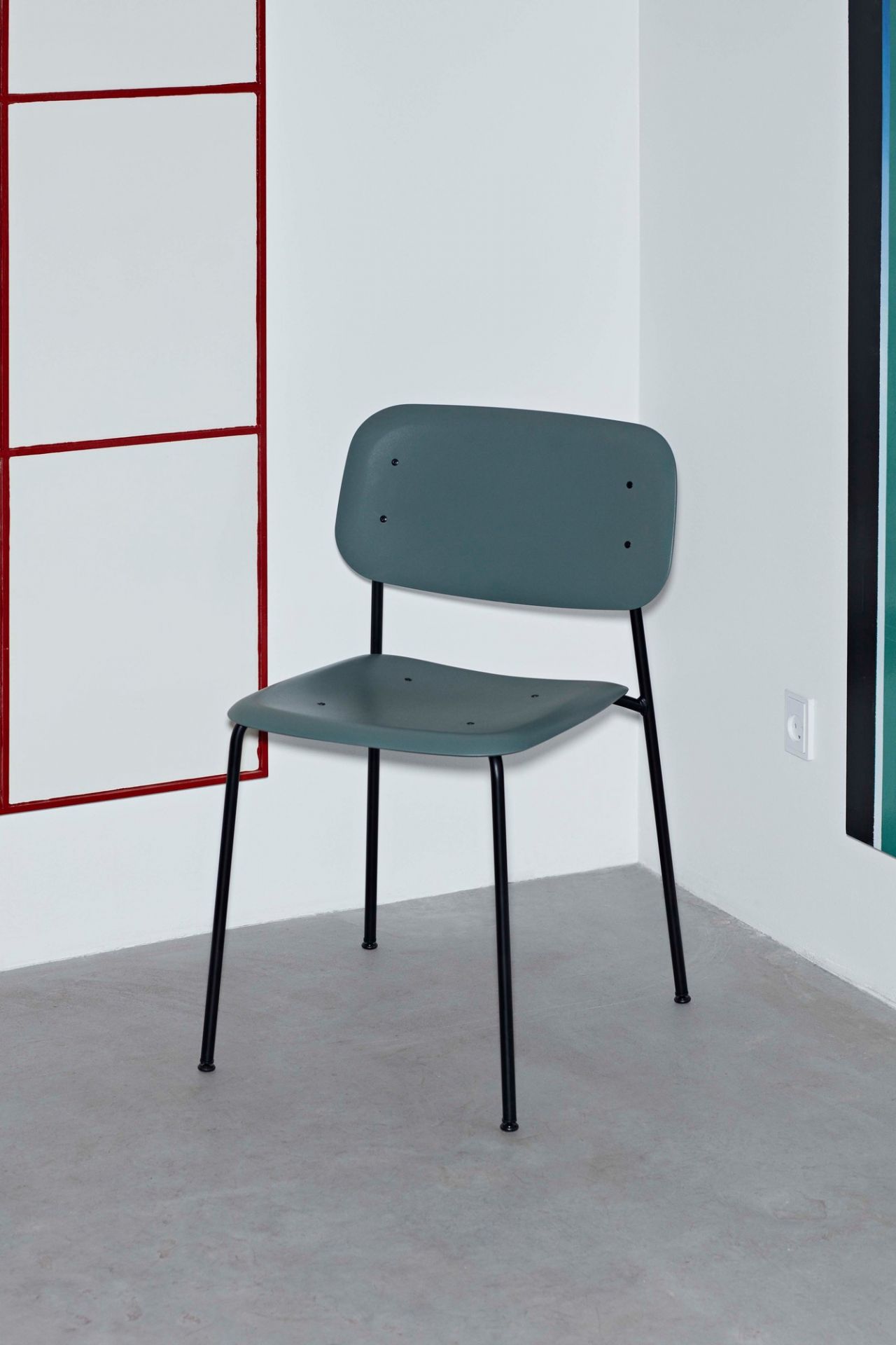 Soft Edge 45 Chair Dusty green black Hay Hay Soft Edge Stuhl in Staubgrün mit schwarzem Gestell, moderner Designstuhl für Esszimmer.