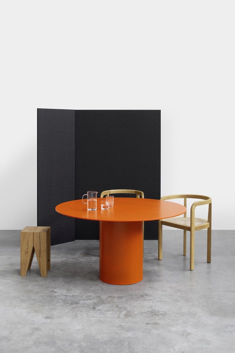 Molar stool / table e15