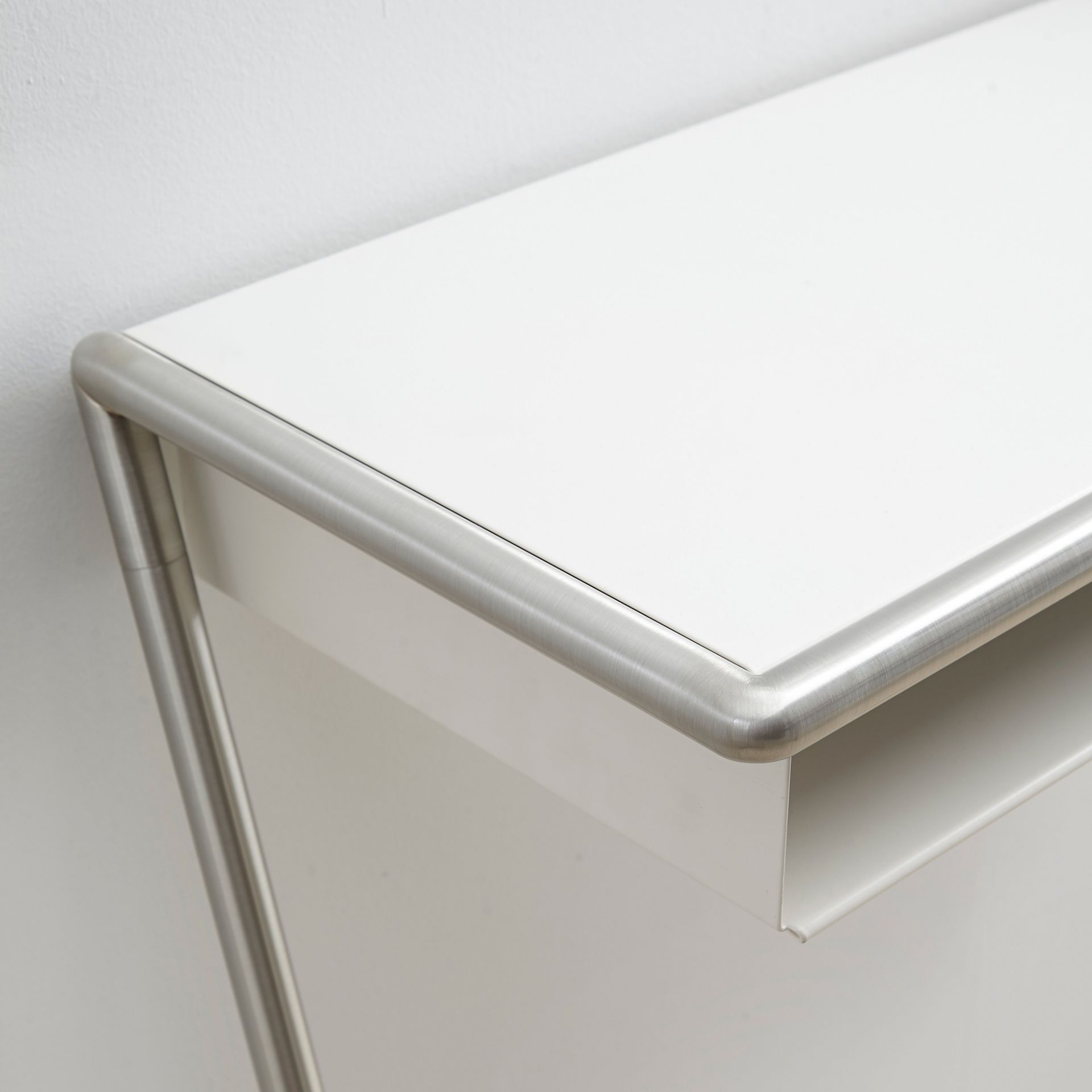 Lola Leaning console Mox frame chrome gloss plate white