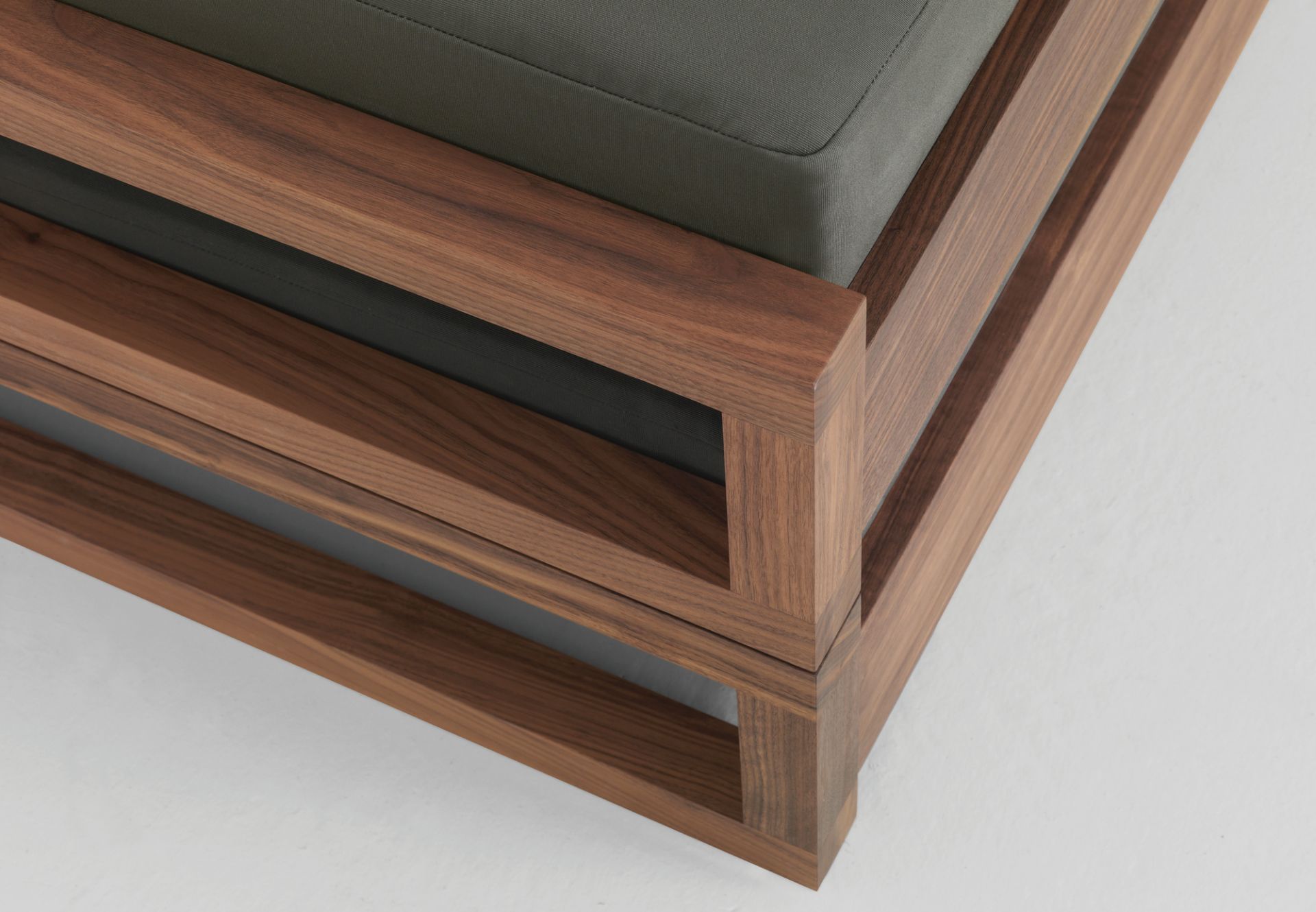 Guest 90 wood bed american walnut Zeitraum