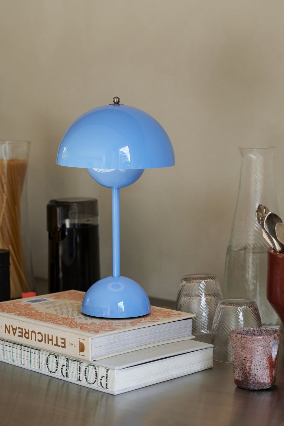Flowerpot VP9 Portable Battery lamp / Table lamp with USB AndTradition Swim blue