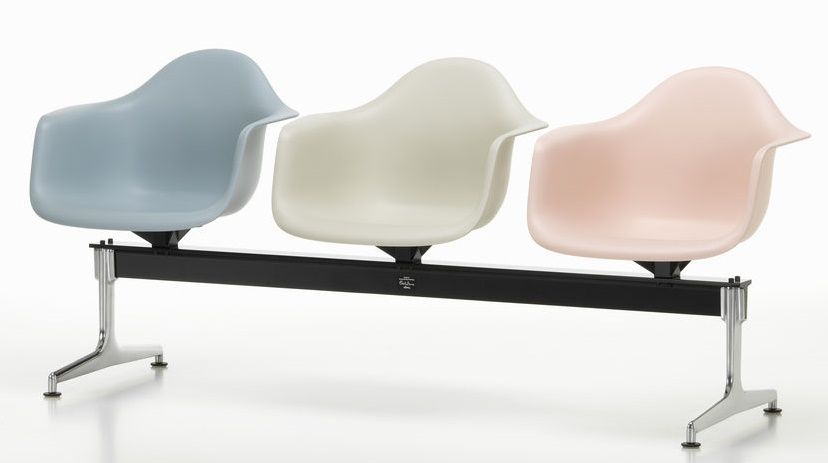Eames Plastic Armchair RE on traverse Vitra