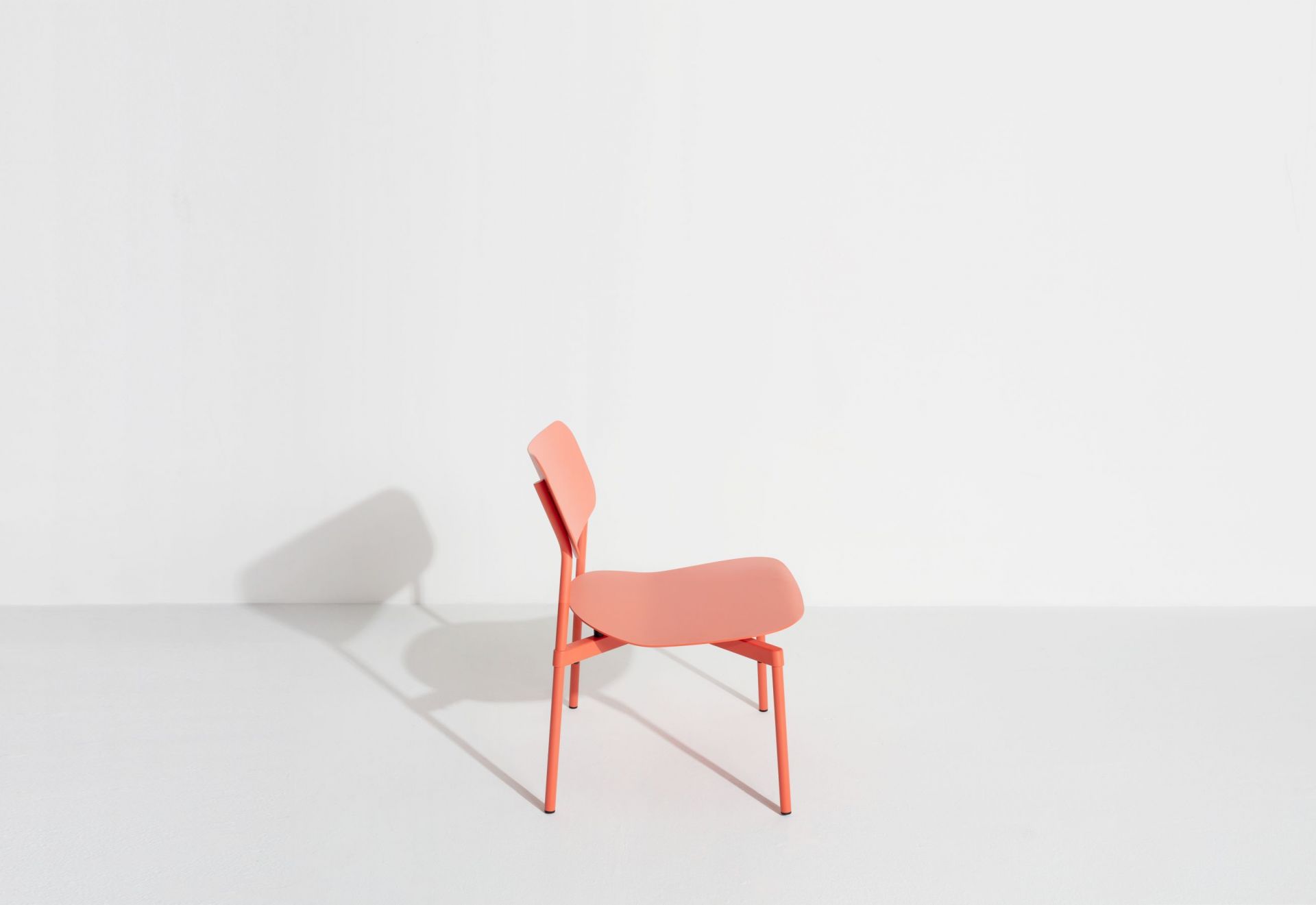 Korallfarbener Fromme Lounge Chair Sessel von Petite Friture, moderner Design Stuhl für Wohnzimmer und Büro.