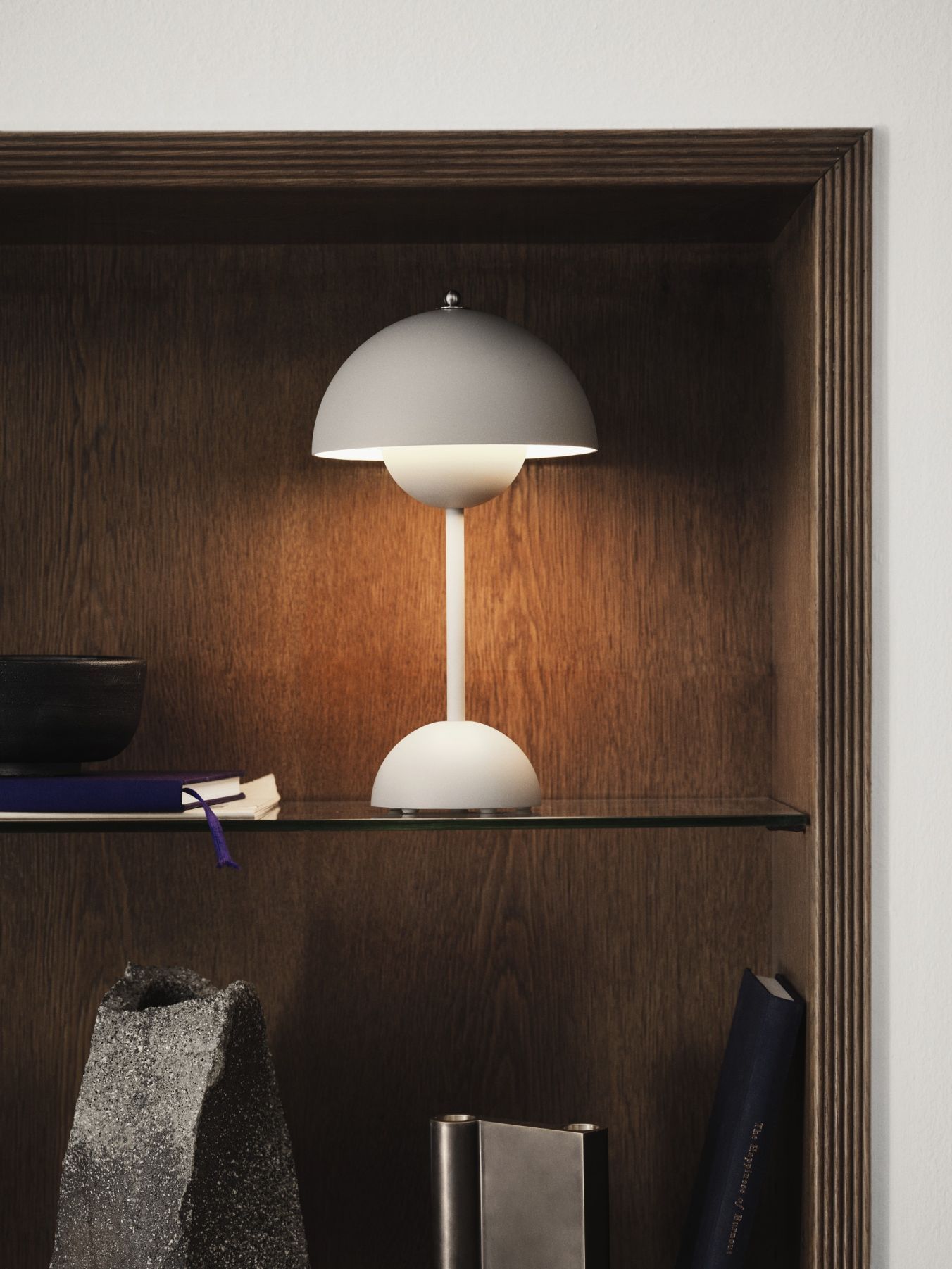 Flowerpot VP9 Portable Battery lamp / Table lamp with USB AndTradition White matt