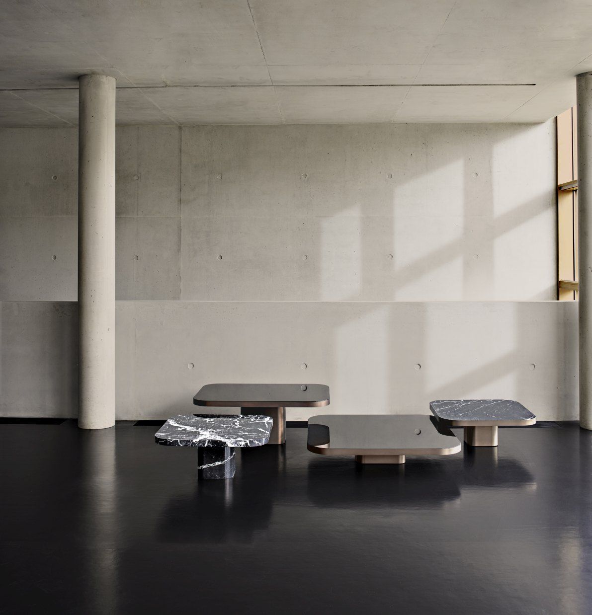 ClassiCon Bow Coffee Table No. 2 Couchtische aus Marmor und Glas in modernem Ambiente.