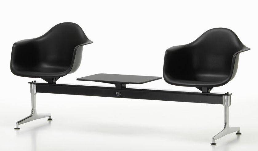 Eames Plastic Armchair RE on traverse Vitra
