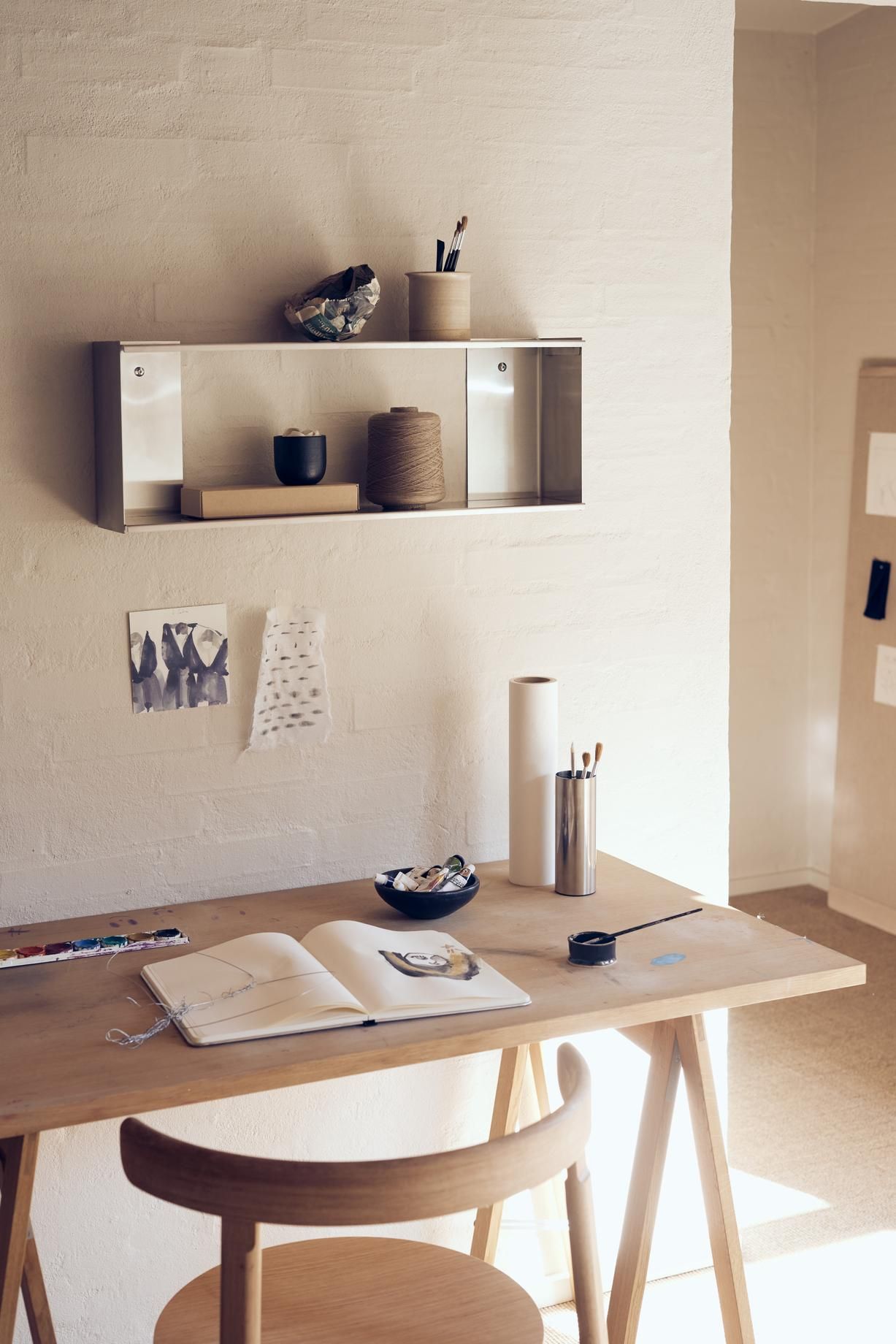 Form & Refine Taper Wandregal klein über einem Schreibtisch mit Kunstbedarf, minimalistisches skandinavisches Design.