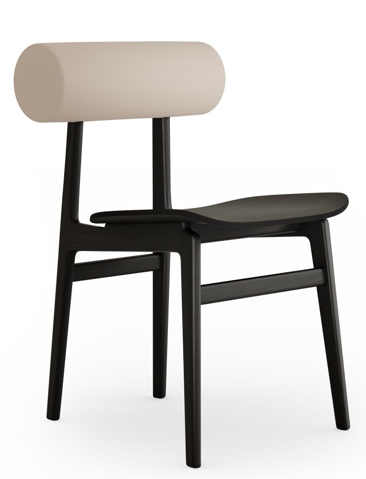 NORR11 Totem Chair Stuhl aus dunklem Holz mit zylinderförmiger, cremefarbener Rückenlehne, seitliche Ansicht.