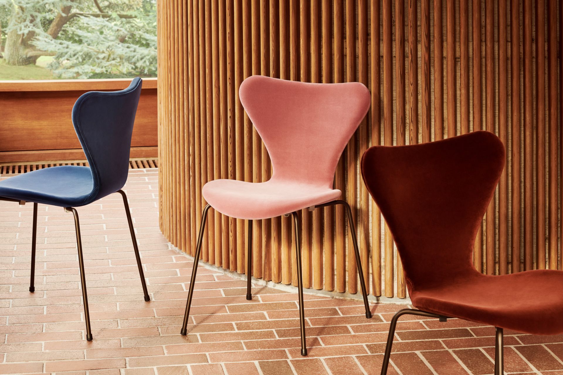 Series 7 3107 Belfast Chair fully upholstered Fritz Hansen dunkel pflaume