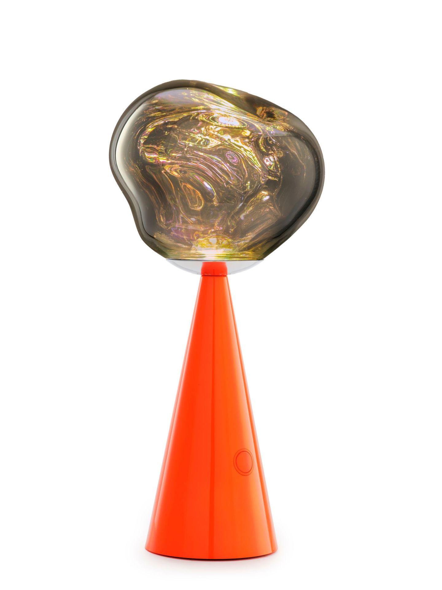 Tom Dixon Melt Fluoro Tischleuchte: Moderne Akkuleuchte mit orangefarbenem Kegel-Fuß und schimmerndem, organisch geformtem Lampenschirm.