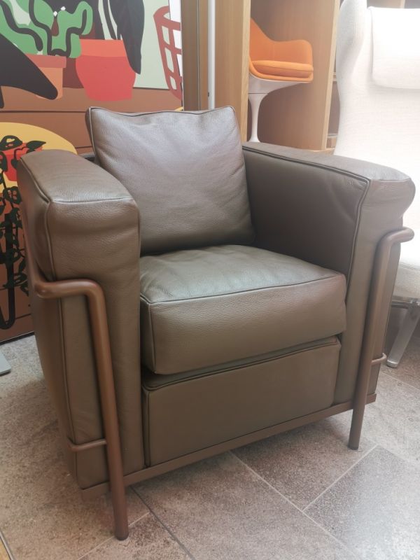 2 Fauteuil Grand Confort Petit Modèle Armchair Cassina EXHIBITION PIECE