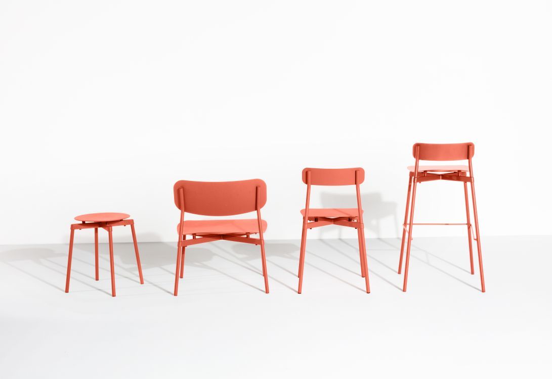 Fromme Lounge Chair Sessel Petite Friture in Koralle, Stuhl, Hocker und Barhocker auf weißem Hintergrund.