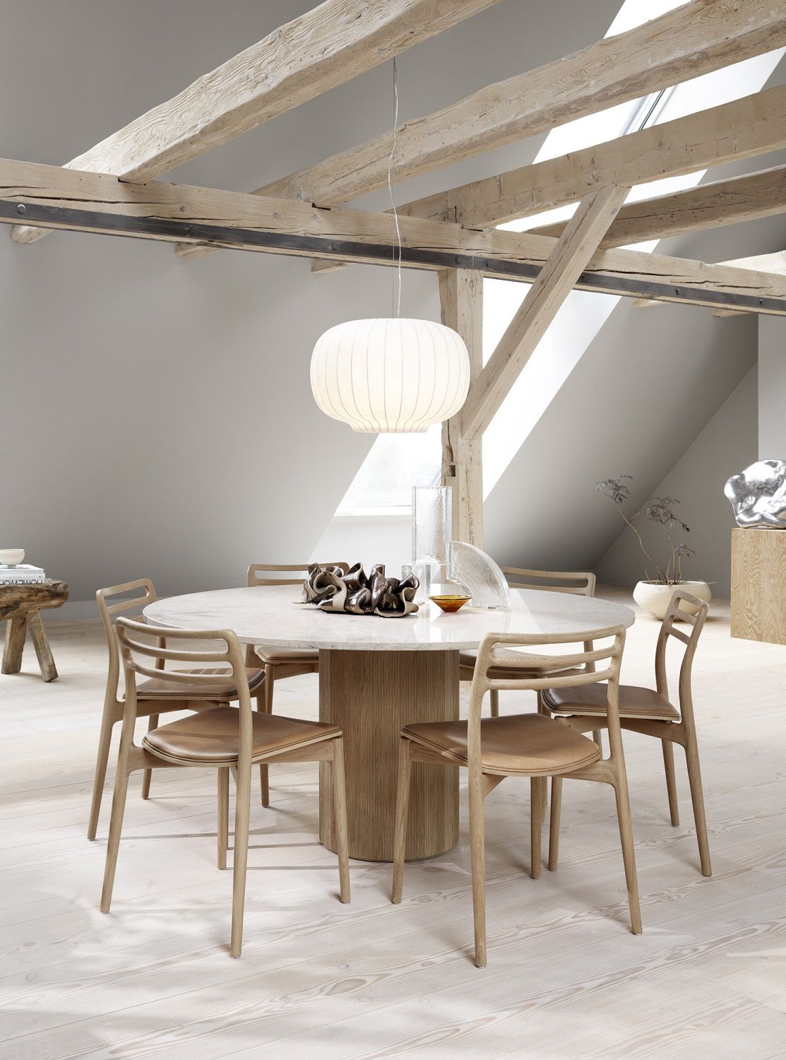 Cabin Table Round Light Oak Vipp