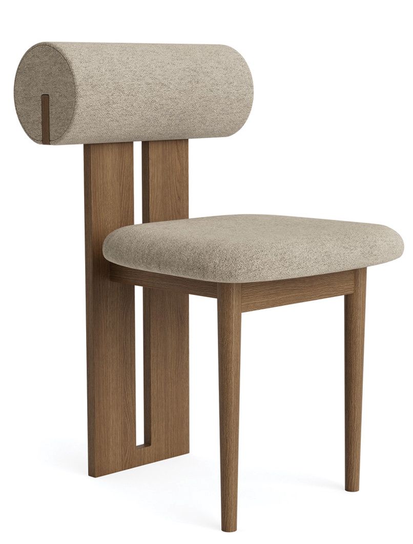 Hippo Stuhl von NORR11, moderner Esszimmerstuhl mit Holzrahmen und zylinderförmiger Rückenlehne in Beige.