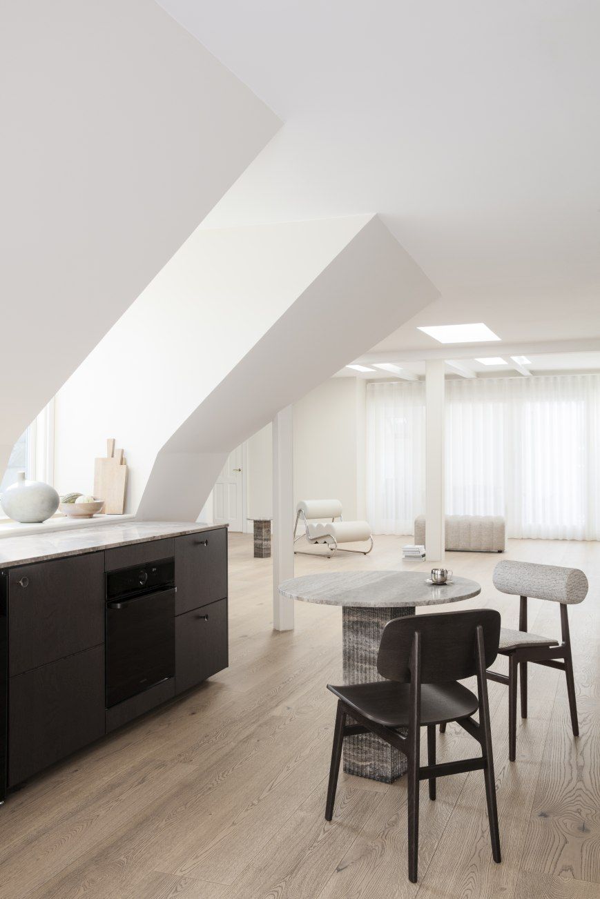 NORR11 Totem Chair Stuhl gepolstert in modernem Interieur mit Esstisch und Küchenzeile.
