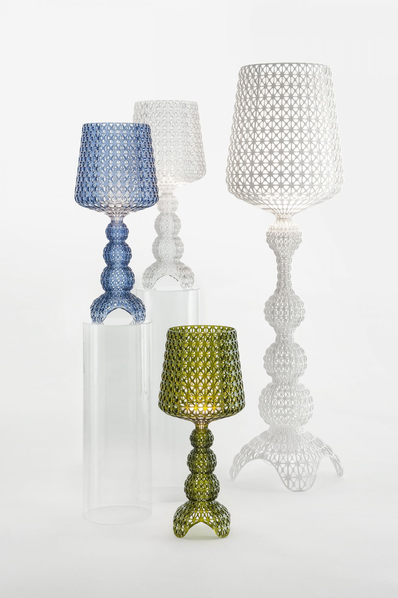 Mehrere Kabuki Tischleuchten von Kartell in blau, grün, weiß mit filigranem Design.