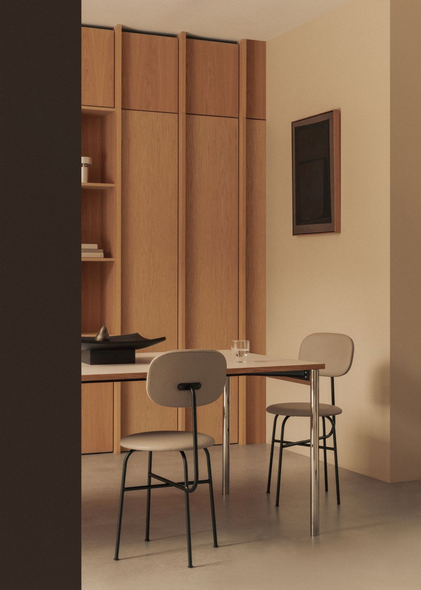 Esszimmer-Szene mit Audo Copenhagen Relevé Platte auf einem Tisch, umgeben von Stühlen und minimalistischem Dekor.