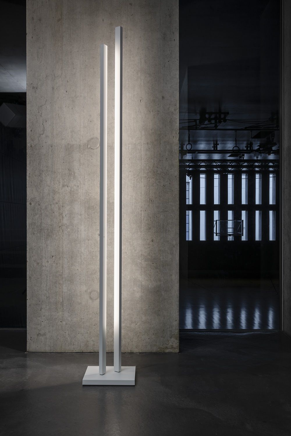 Parallel Floor Lamp Stehleuchte: Moderne Stehlampe mit zwei vertikalen Lichtelementen in minimalistischem Design.