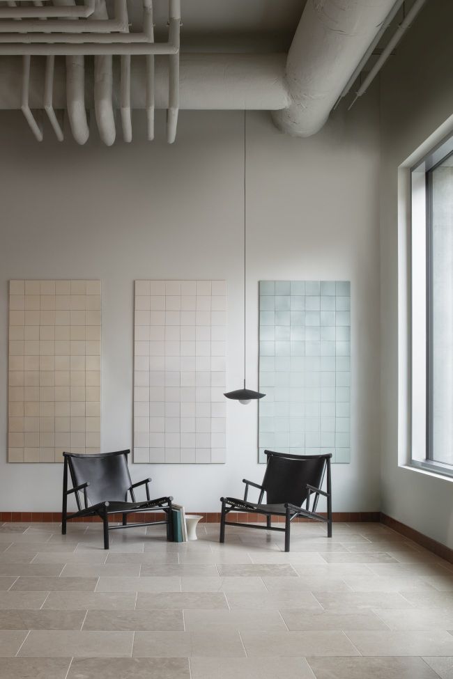 Zwei schwarze Samurai Lounge Chairs Sessel von NORR11 in einem minimalistischen Interieur mit Fliesenkunst.