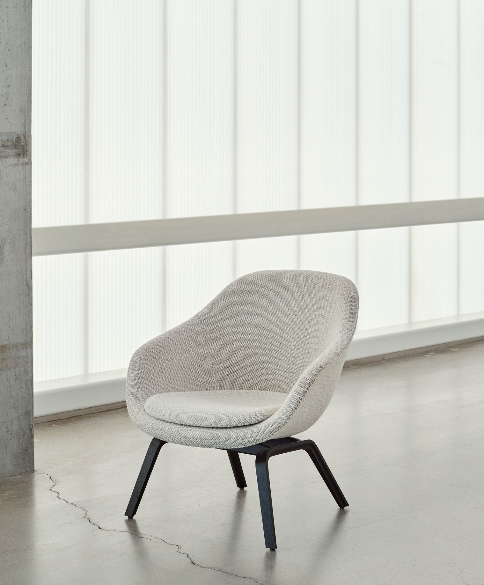 About a Lounge AAL 83 / AAL83 Armchair Hay