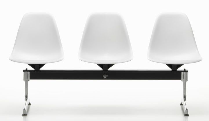 Eames Plastic Side Chair RE on traverse Vitra 