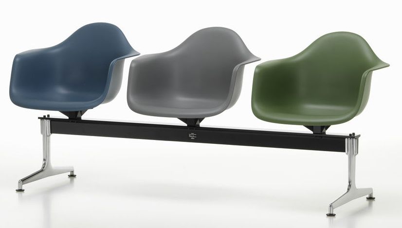 Eames Plastic Armchair RE on traverse Vitra