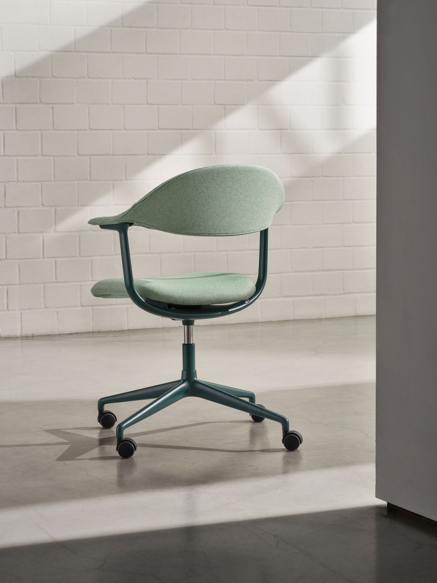 Mynt back and seat plastic office swivel chair Vitra