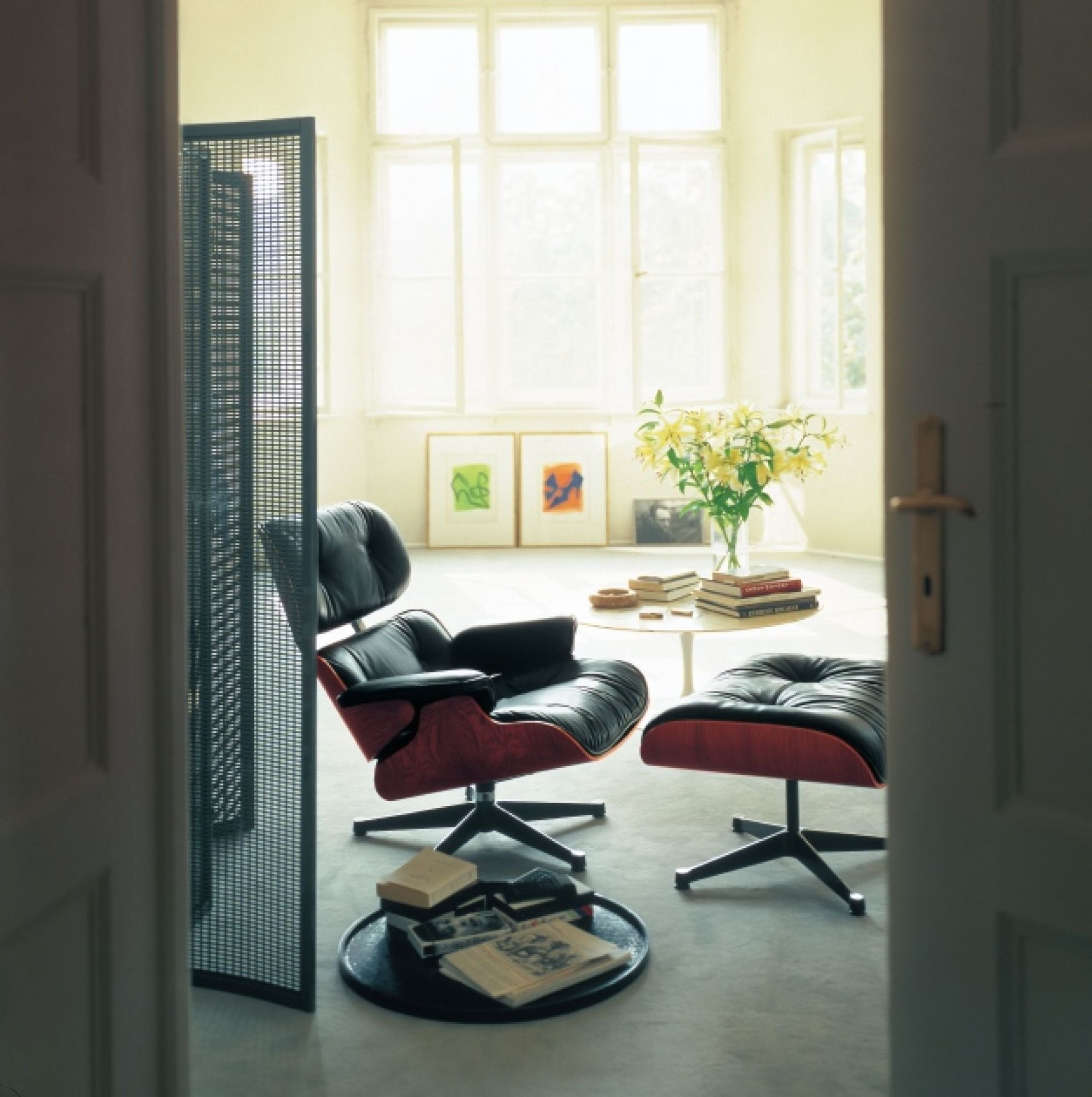Eames Lounge Chair & Ottoman Armchair Leather Premium Vitra Sides polished black leather premium F black rosewood