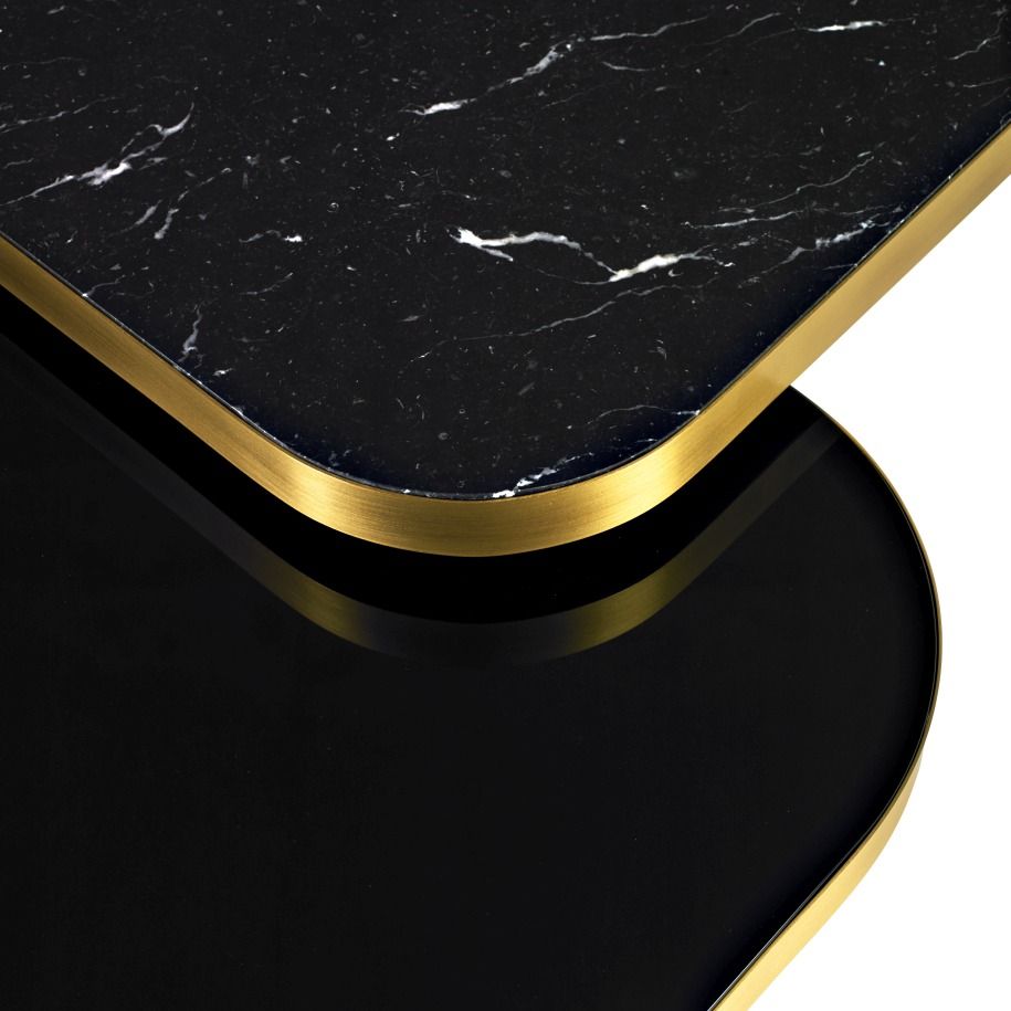 Detailaufnahme des ClassiCon Bow Coffee Table No. 2 mit schwarzer Marmorplatte und goldfarbenem Rahmen.