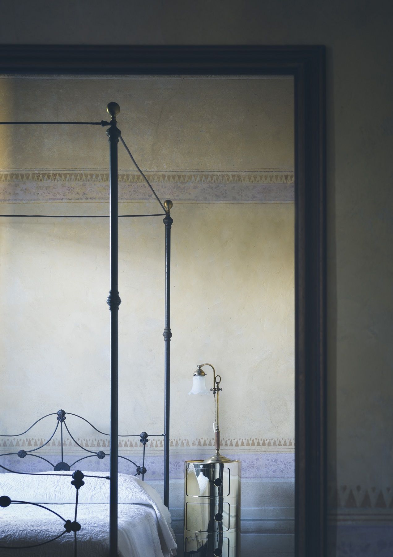 Componibili 3er Element Container von Kartell in Gold als Nachttisch mit Lampe neben Bett.