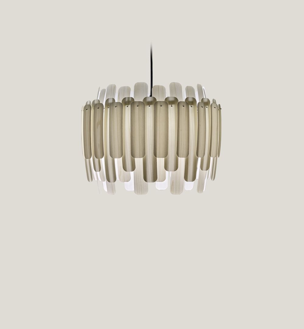 Elfenbeinweiße Maruja Pendelleuchte von LZF Lamps: Moderne Hängelampe mit Holzlamellen für stilvolle Beleuchtung.